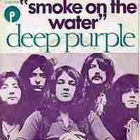 Smoke on the water ----- Deep Purple ----- 
"Smoke on the water" aus dem Jahr 1973 ist einer der bekanntesten und erfolgreichsten Songs der Rockbandgruppe Deep Purple.<br>
Die Gruppe löste sich einmal auf, feierte dann ein Comeback und ist seit der Gründung im Jahr 1968 in verschiedenen Formationen aufgetreten.<br>
Andere bekannte Titel sind "Black Night", "Woman From Tokyo" und "Strange kind of woman".<br>
