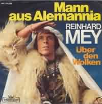 Über den Wolken ----- Reinhard Mey ----- 
1974 ist der wohl bekannteste Titel von Reinhard Mey "Über den Wolken" erschienen.<br>
Zu finden war der Titel auf der B-Seite der Single "mann aus Alemannia".<br>
Von diesem Lied gibt es, teilweise auch abgeänderte, Coverversionen, u.a. von Dieter Thomas Kuhn, Xavier Naidoo und Texas Lightning.<br>
Trotz seiner Bekanntheit und Beliebtheit hat es die Single nur auf Platz 18 der Charts geschafft.<br>
