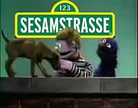 Hat jemand meinen Hund gesehen ? ----- Sesamstrasse ----- 
In der 261. Folge der Sesamstrasse, welche am 2.1.1976 in Deutschland gesendet wurde hilft Grobi einem Jungen dabei, seinen verlorenen Hund wieder zu finden.<br>
Grobi sucht und bringt alle mglichen Tiere, ein Schwein, einen Hasen und einen Fisch z.B., nur nicht den gesuchten Hund.<br>
Der Junge hingegen fragt nun singend, ob jemand seinen Hund gesehen hat und beschreibt diesen in seinem Lied.<br>
