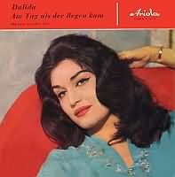 Am Tag als der Regen kam ----- Dalida ----- 
Dalida (Yolanda Christina Gigliotti) war eine franzsische Sngerin welche in Deutschland mehrere Charthits, darunter auch 3 TopTen Hits hatte.<br>
"Am Tag als der Regen kam " (auch als Regenballade bekannt) aus dem Jahr 1959 war einer dieser Hits, war sogar ein Number One Hit.<br>
Die beiden anderen Songs waren "Milord" und "Pepe" .
