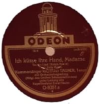 Ich ksse Ihre Hand, Madame ----- Richard Tauber ----- 
"Ich küsse Ihre Hand, Madame" ist ein Schlager aus dem Jahr 1928, gesungen von Richard Tauber.<br>
Dieses Lied ist eine Besonderheit, denn es war einer der ersten kurzen Tonspuren in den Stummfilmen.<br>
Dieses Lied wurde in dem gleichnamigen Spielfilm aus dem 1929 gespielt, Hautpdarsteller waren Harry Liedtke und Marlene Dietrich.<br>
